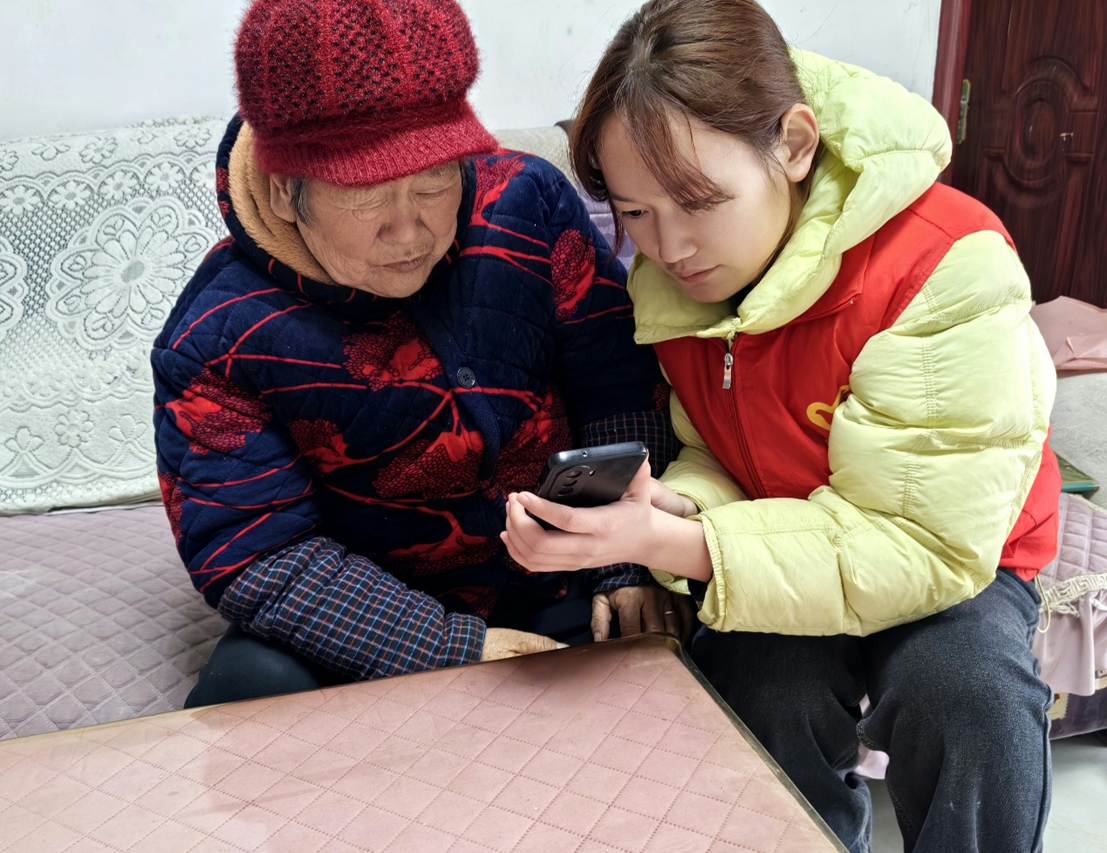 图片包含 人, 手机, 电话, 男人 AI 生成的内容可能不正确。